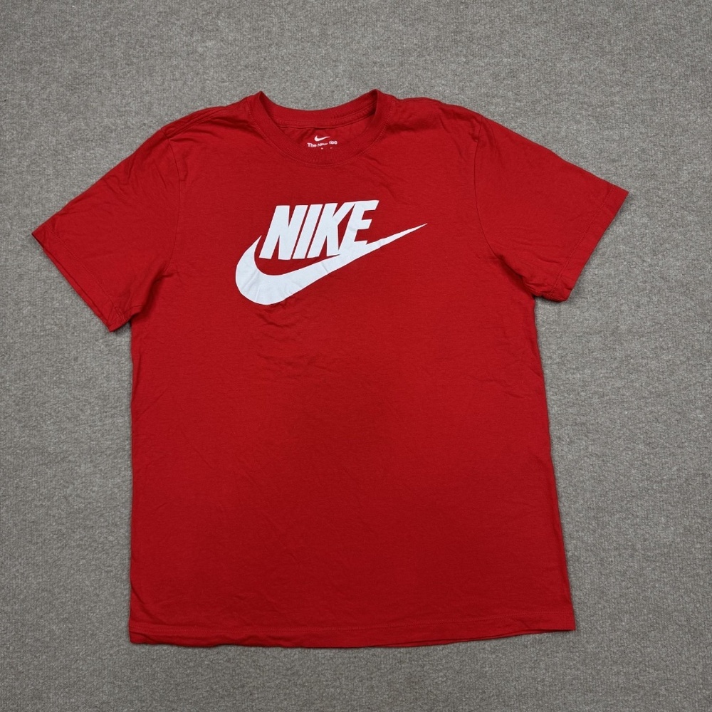 Nike Men's Shirt Size M Red Short Sleeve Crew Neck Club Emblem Graphic Tee Adult